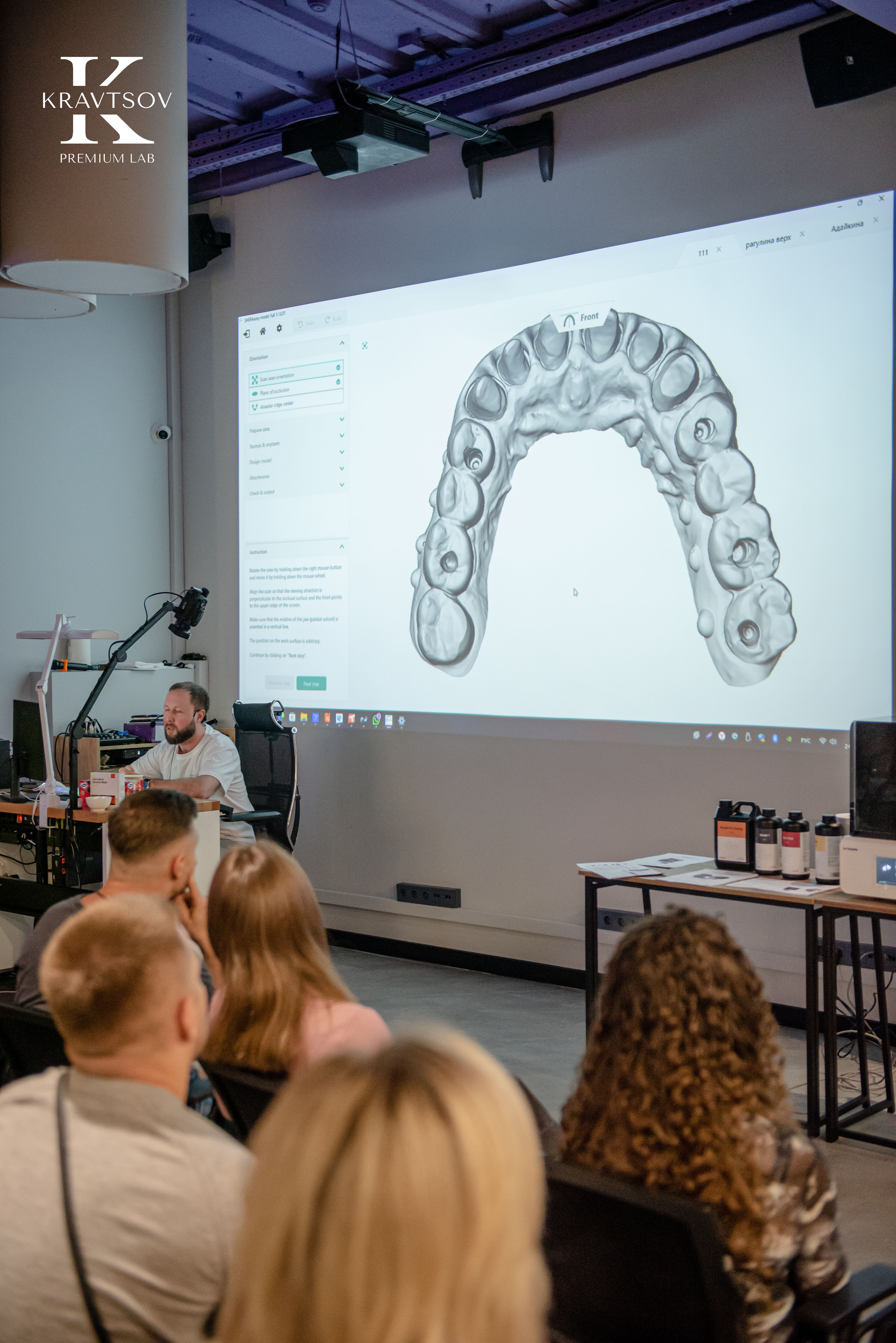 Стоматологам